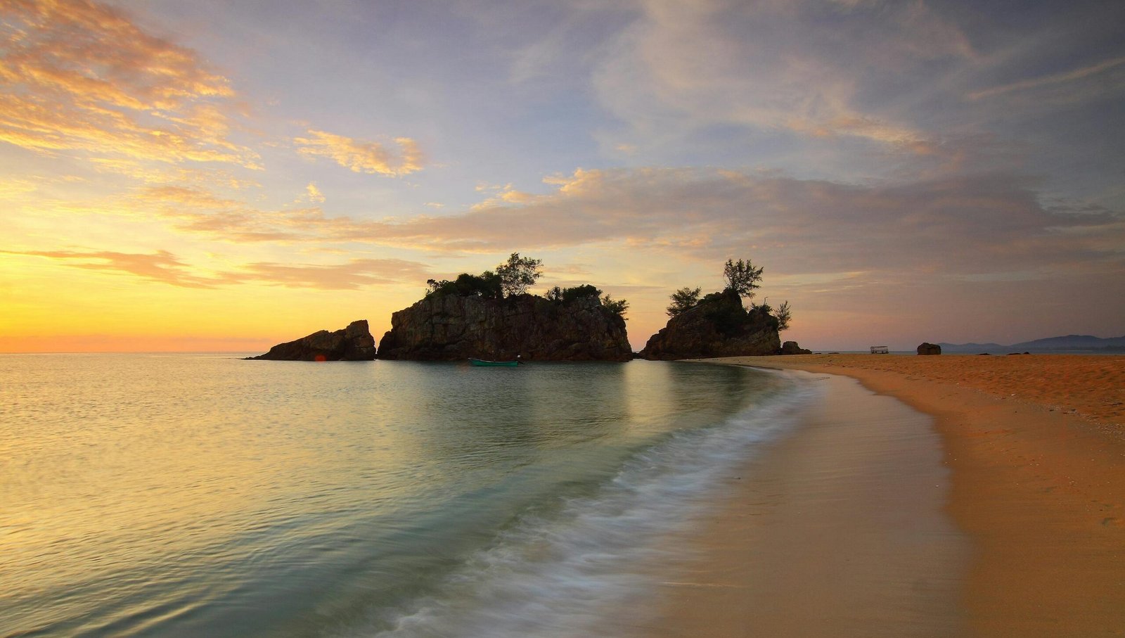 Beautiful evening sea view with calm waters, open skies and a peaceful coastal sunset.