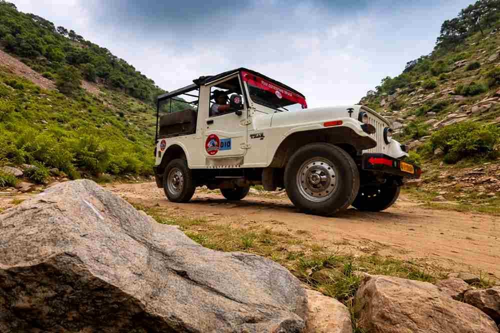 Jeep ride adventure in Jaipur, Rajasthan, exploring scenic landscapes, forts and traditional tourist attractions.
