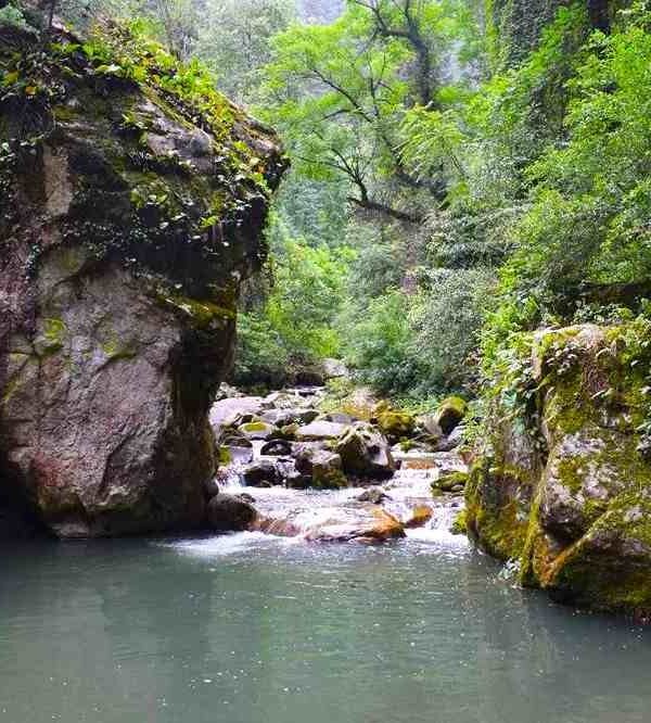 Mini Thailand, Himachal Pradesh, a scenic riverside destination near Jibhi featuring turquoise water and rocky landscapes.